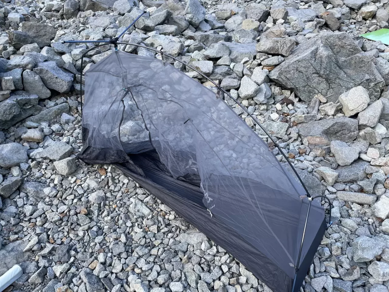 フックをポールに吊り下げる