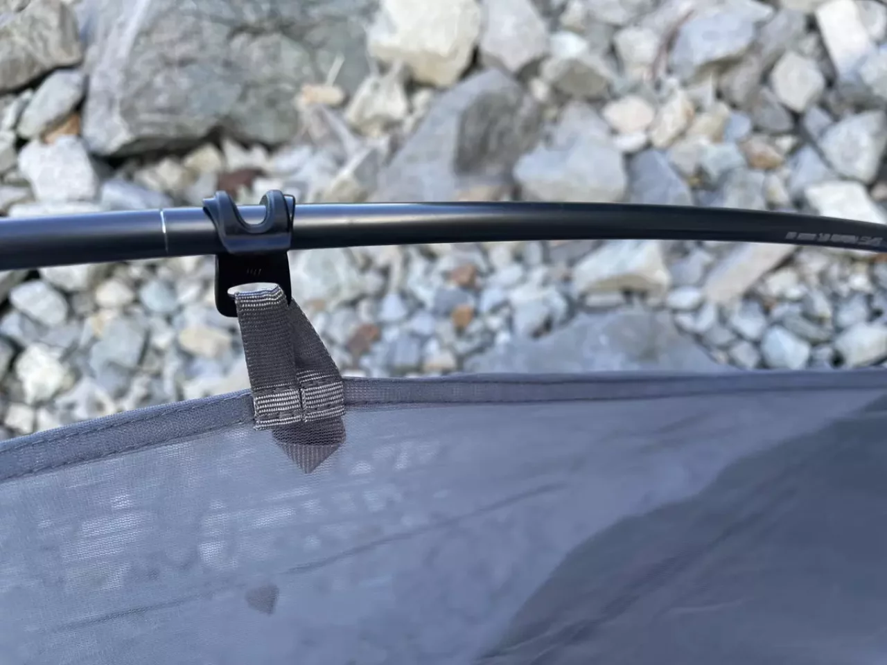 フックをポールに吊り下げる