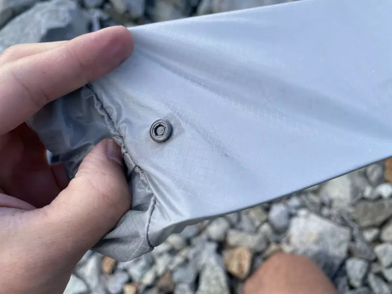 ポールを入れていたスタッフバッグを取り付けることができます