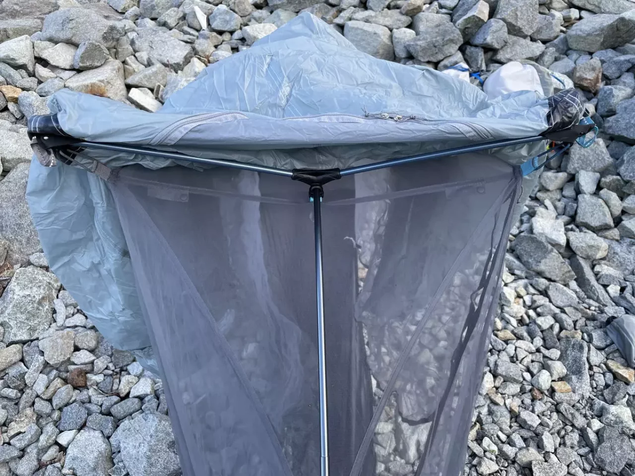 テンションリッジポールとフライシートの内側についたアタッチメント