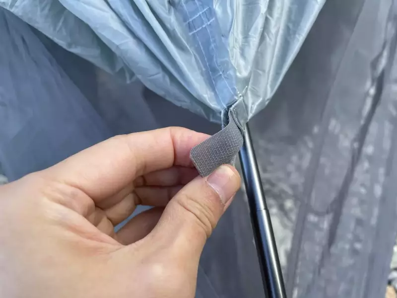 フライシートの内側にあるマジックテープでポールとフライシートを連結