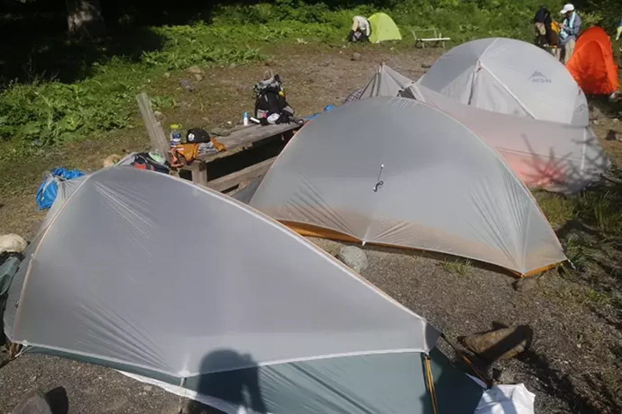 みんなグレーの軽量テント