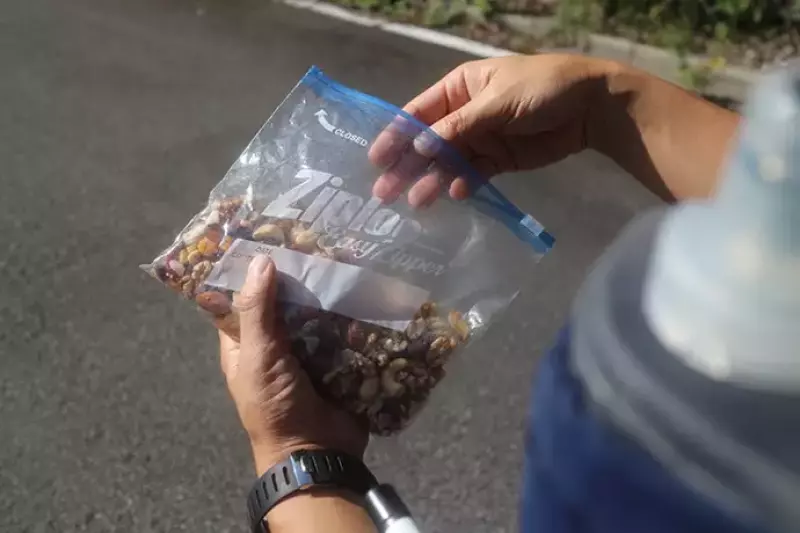 イージージッパーに行動食としてミックスナッツを入れておく