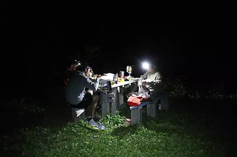 テント場での食事風景