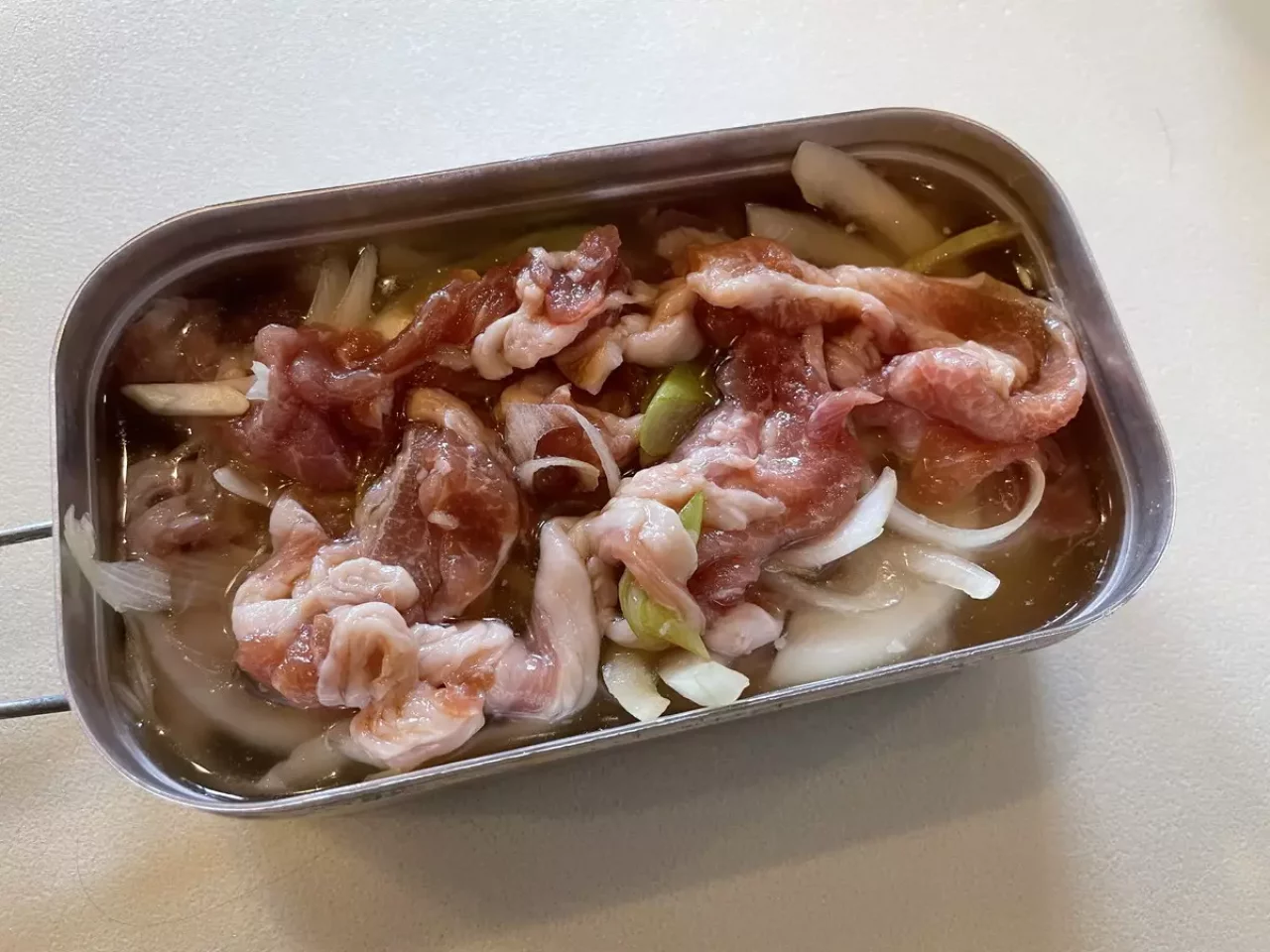 お米の上に材料を並べる