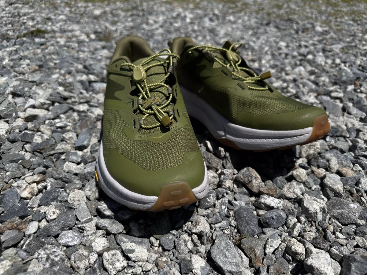 ハイキングからタウンユースまで汎用性の高さが魅力のアウトドアシューズ『HOKA(ホカ)トランスポート』を徹底レビュー