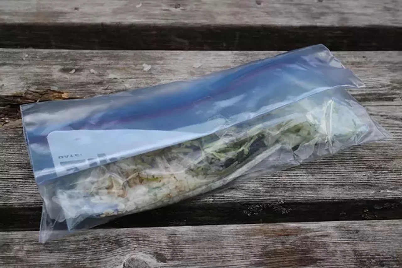 フリーザーバッグにお湯を入れて食事をする