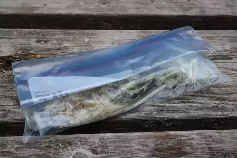 フリーザーバッグにお湯を入れて食事をする