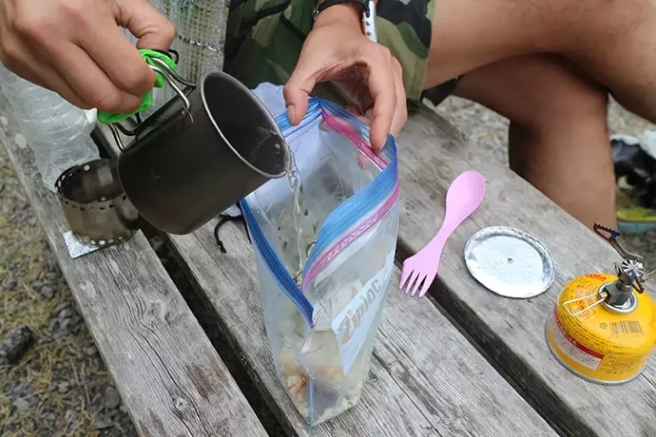 フリーザーバッグにお湯を入れて食事をする
