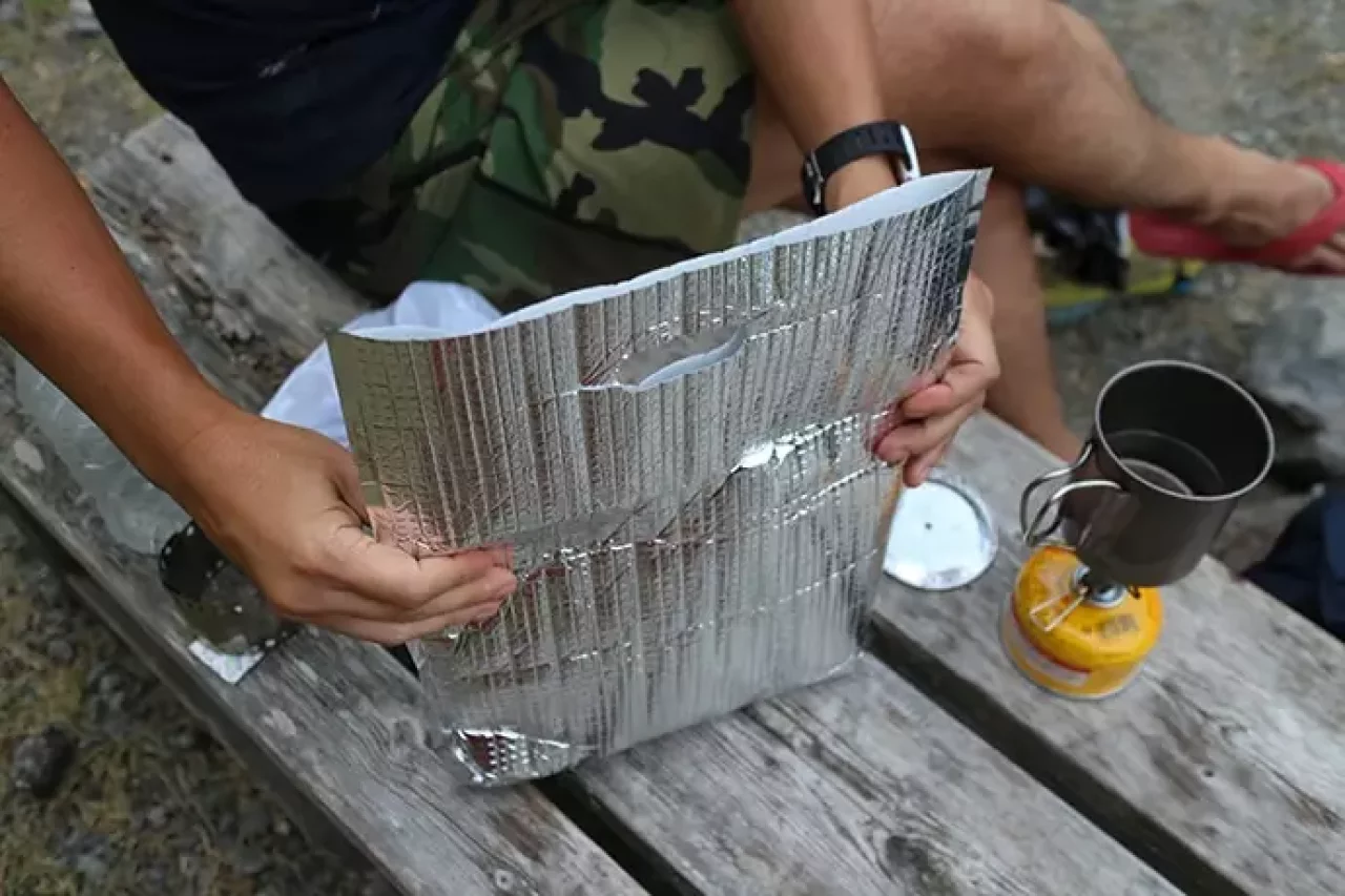 フリーザーバッグにお湯を入れて食事をする