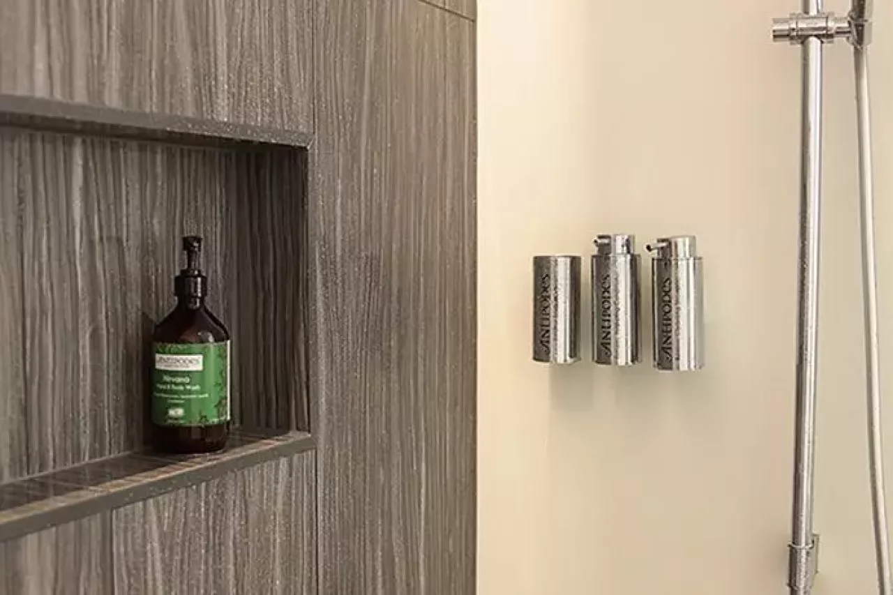 ニュージーランド航空ラウンジ内のシャワールーム