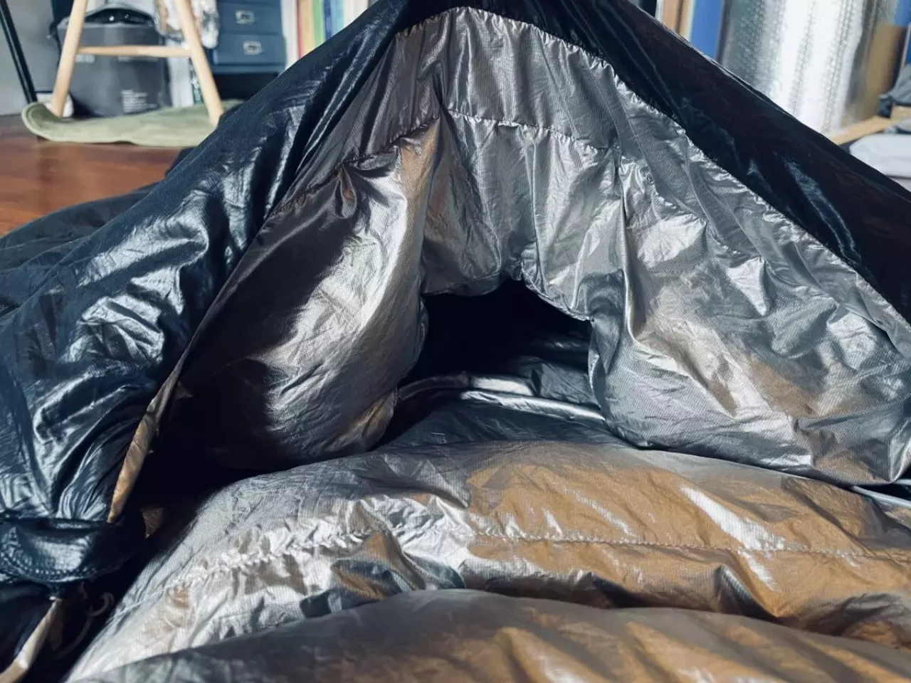 動物の耳のように膨らみがある部分が首と方を包み込む