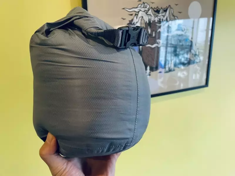 rabミシックウルトラ180にはロールトップのスタッフバッグが付属している