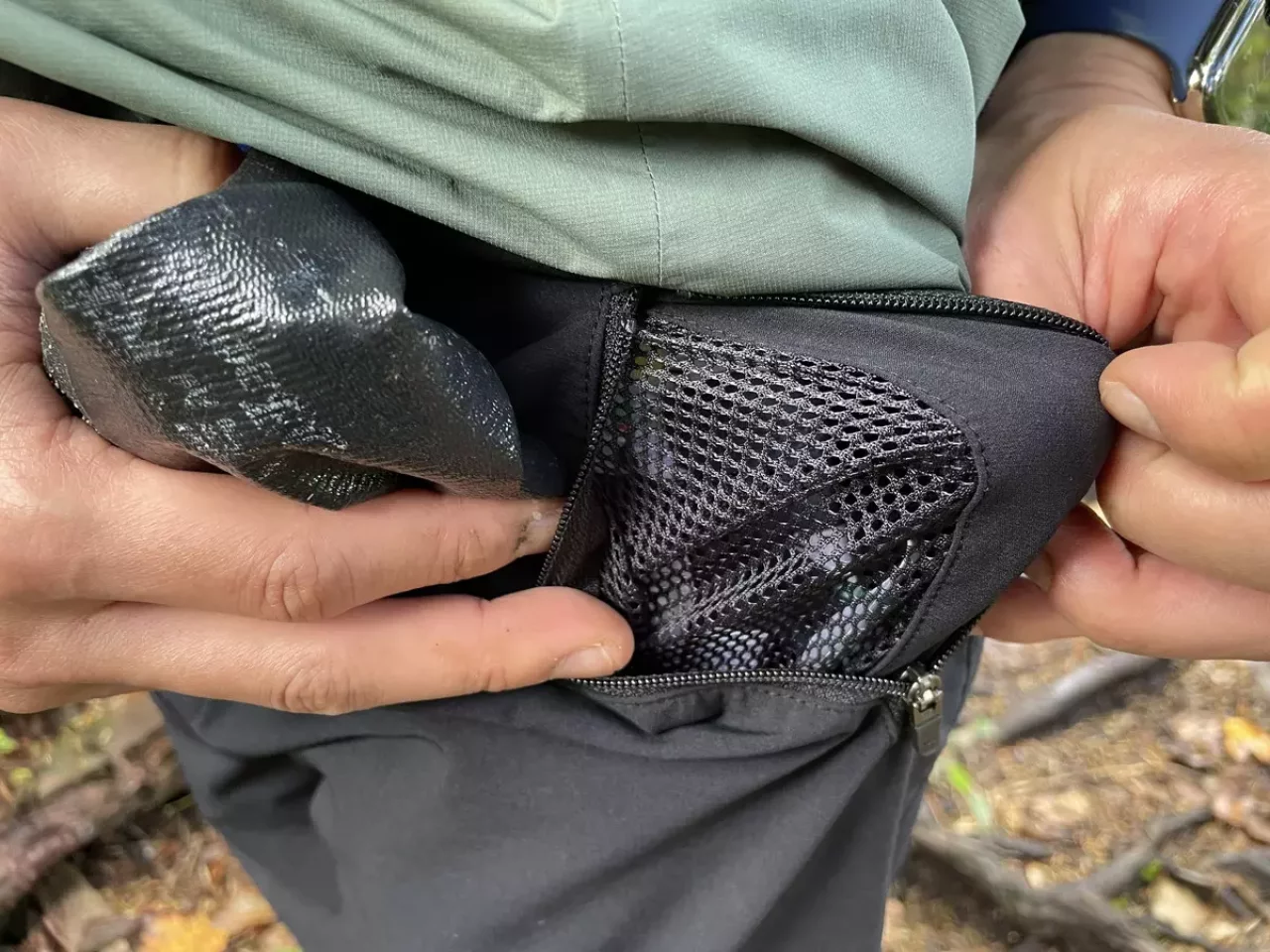 ンドウォーマーポケットのジッパーを開くと、内部がメッシュ地