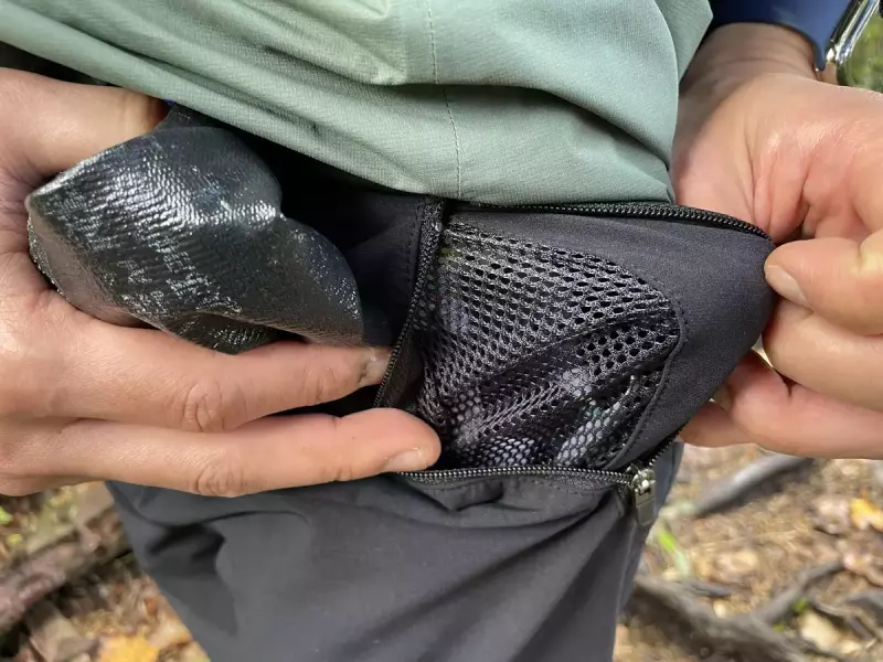 ンドウォーマーポケットのジッパーを開くと、内部がメッシュ地