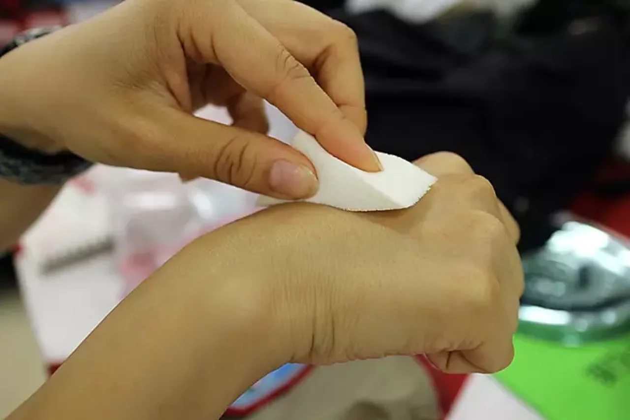 スポンジで馴染ませる