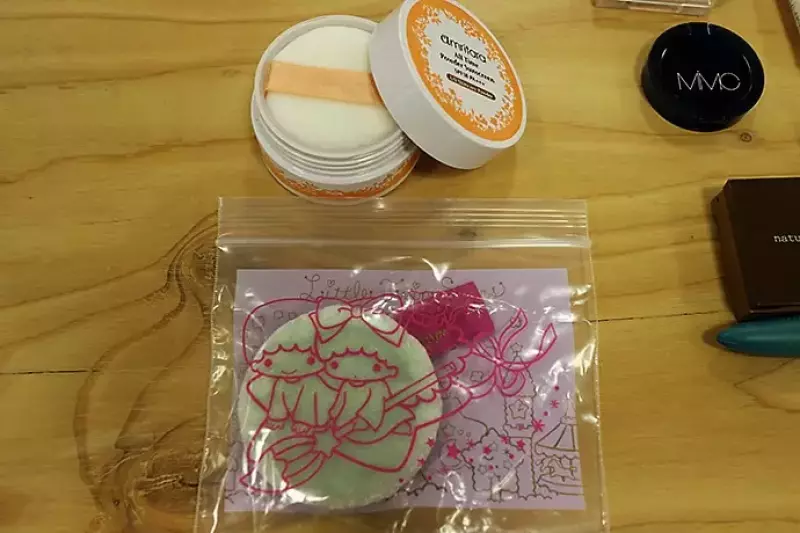 粉状のものをパフに染み込ませジップロックに入れて