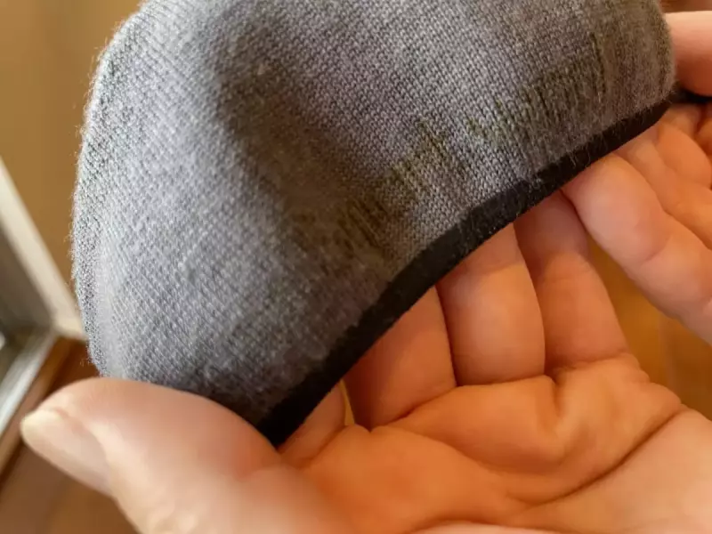 スマートウールという文字とロゴが刺繍