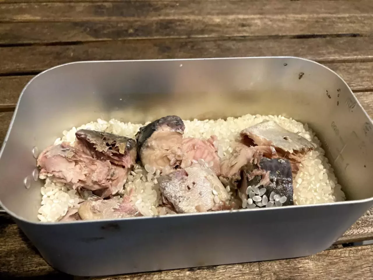 汁気を切った鯖を入れる