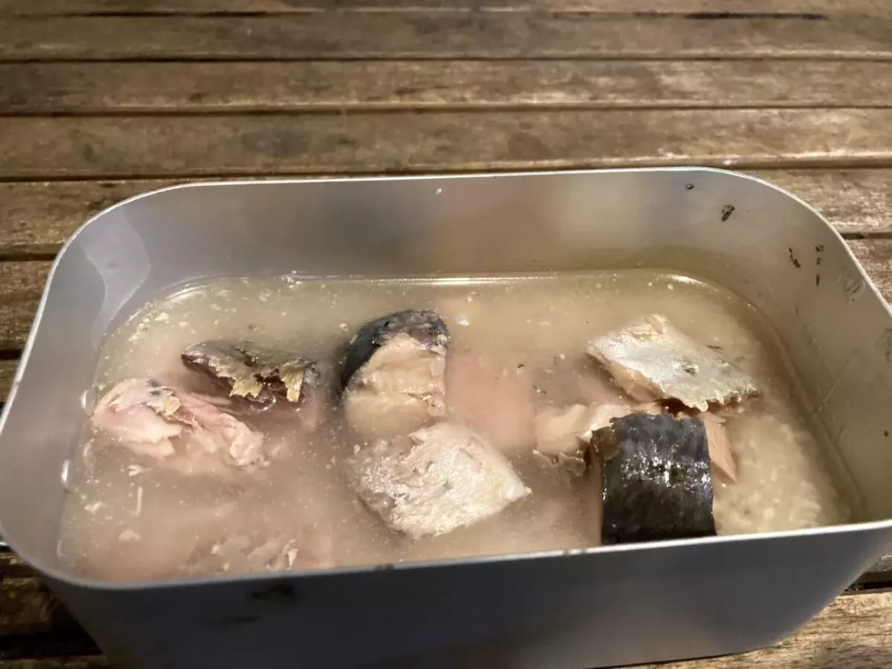鯖缶の汁と水を加える