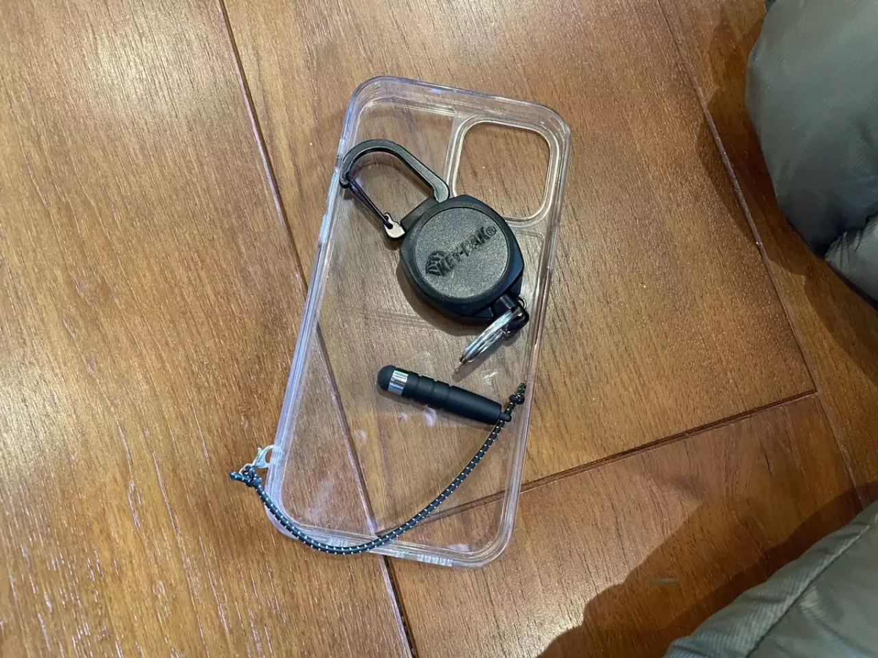 タッチペンとカラビナ付きキーリール、ゴム製の細引き