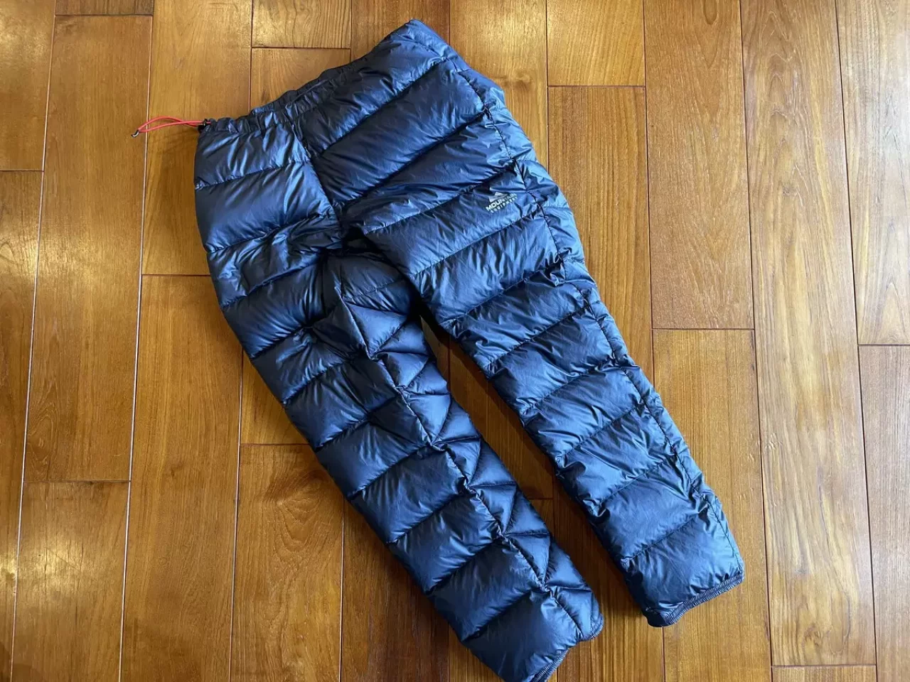 マウンテンイクイップメントのパウダーパンツ