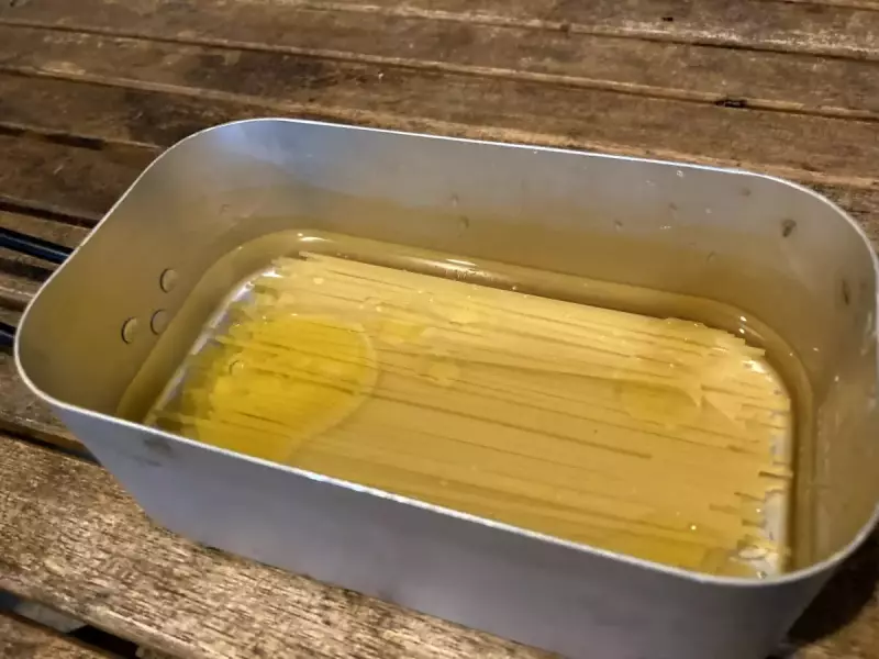 パスタに水オリーブオイルを加える