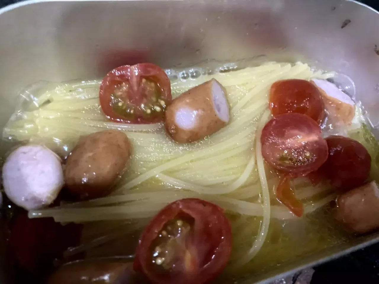 トマトとソーセージを加える