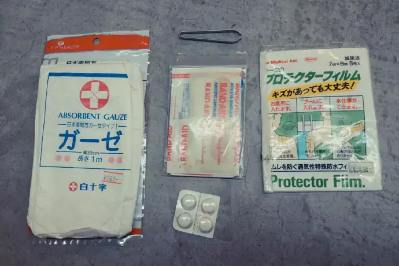 ファーストエイド「ガーゼ、バンドエイド」