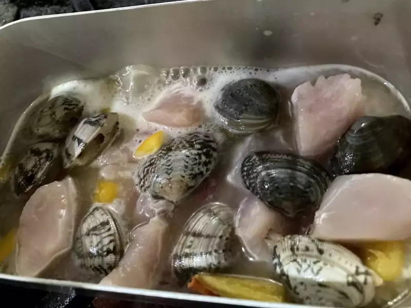 食材をメスティンに入れる