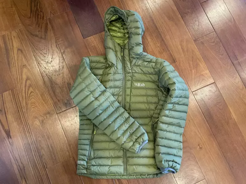 【レビュー】Rabインフィニティマイクロライトダウンジャケット-雨でも安心して使える防寒着|ダウンジャケット・パンツ|登山ウェア|山のモノ|登山・トレラン・山スキーマガジン「山旅旅」