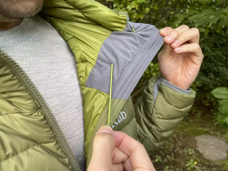 裾とフードにはドローコード