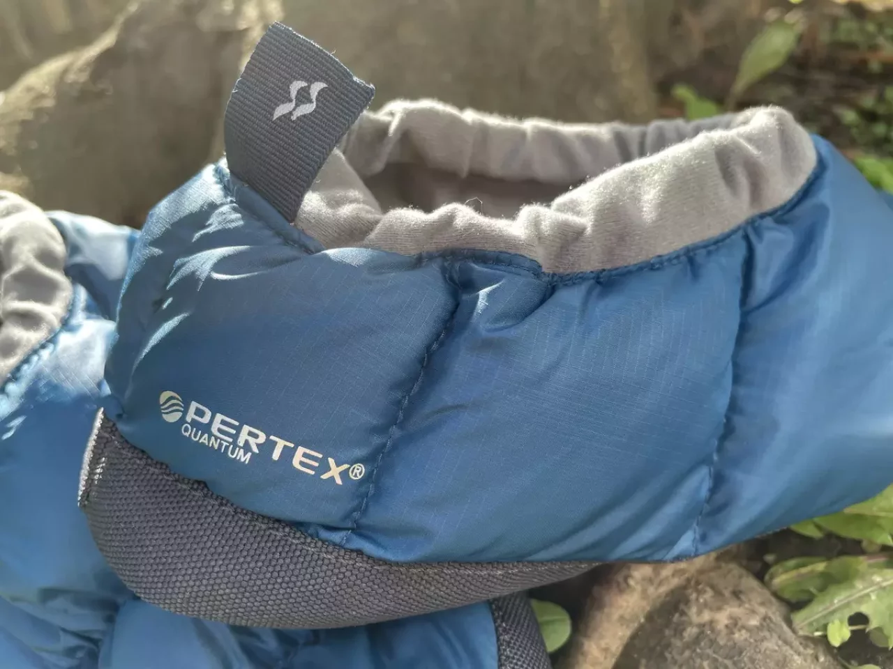 スリッパの口部分は程よいストレッチの効いたゴム素材