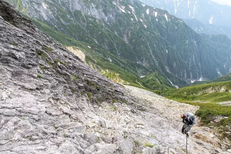登山でヘルメットが必要な山①:落石による頭頂部の怪我
