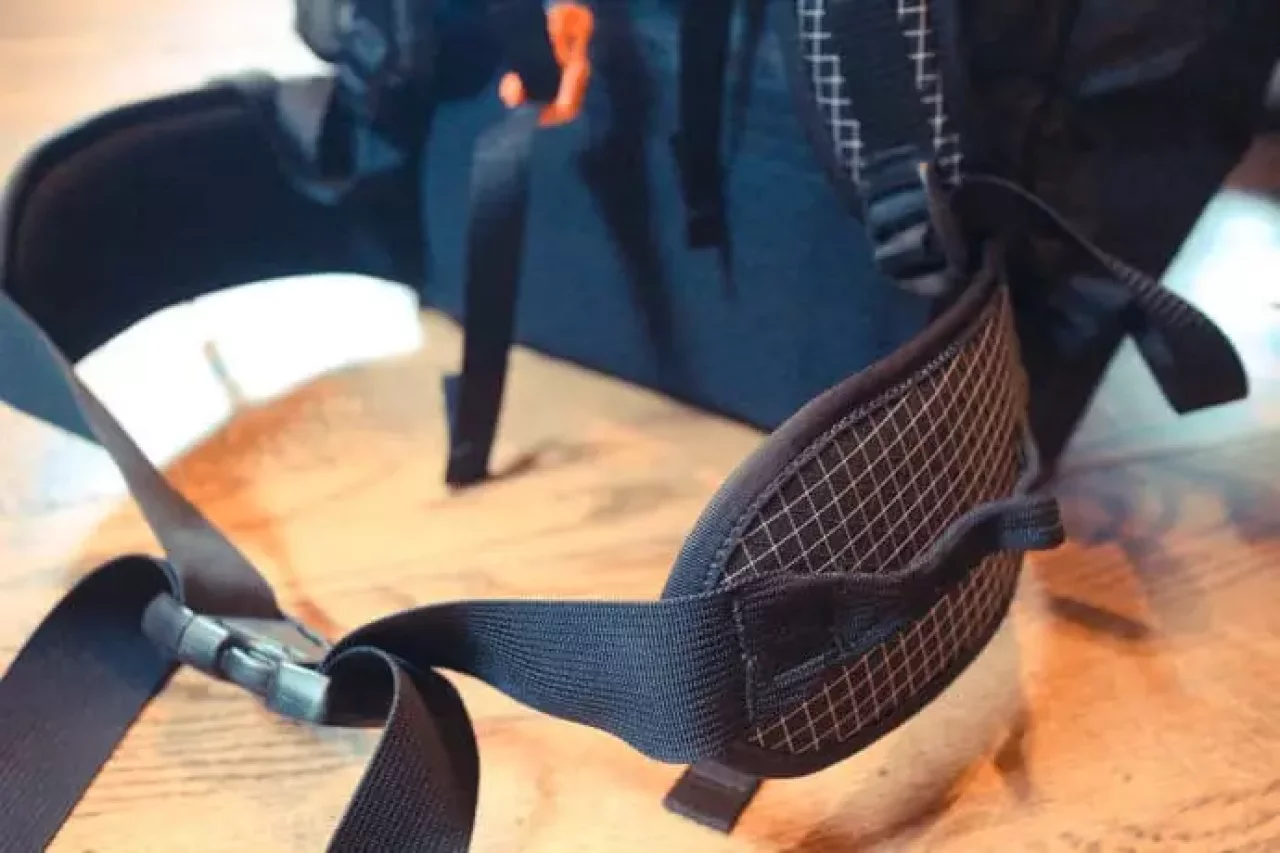 ザックの背面に2本のアルミステーが内蔵