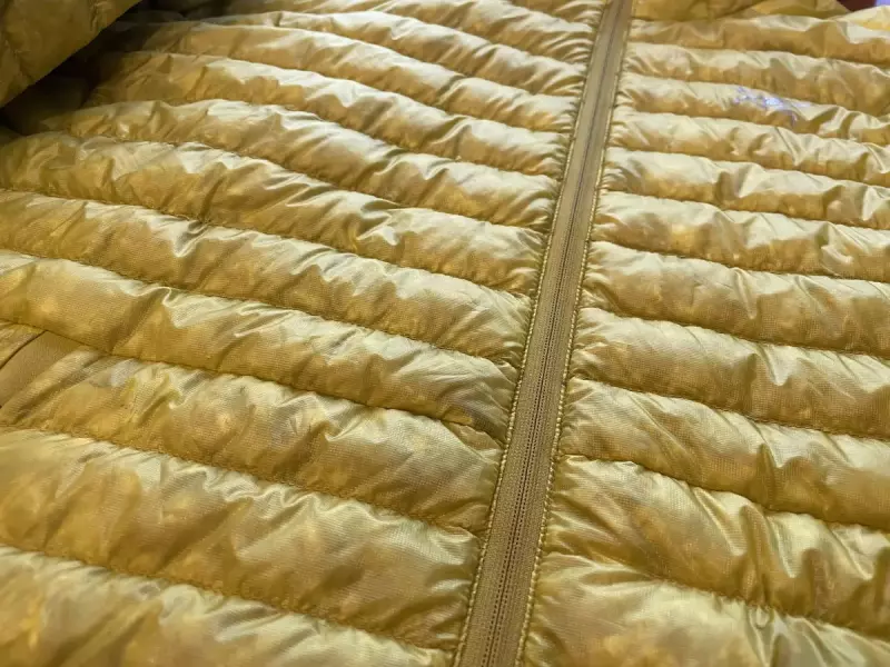 アークテリクス セリウムSLフーディーのダウンステッチ