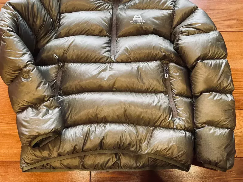 マウンテンイクイップメント クラウド・セーターのカンガルーポケット