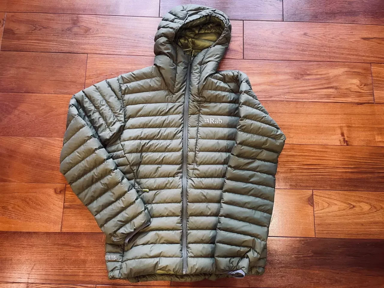 雨風に強いRabインフィニティマイクロライトダウンジャケット