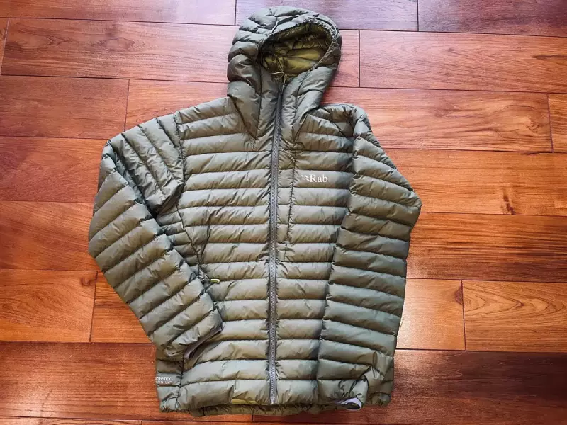 雨風に強いRabインフィニティマイクロライトダウンジャケット