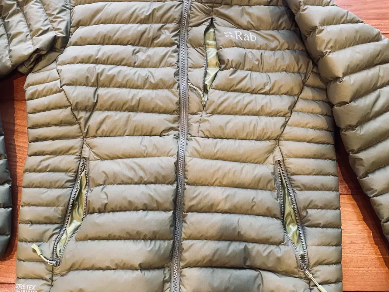 Rabインフィニティマイクロライトダウンジャケットのポケットの数