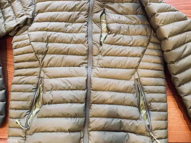 Rabインフィニティマイクロライトダウンジャケットのポケットの数