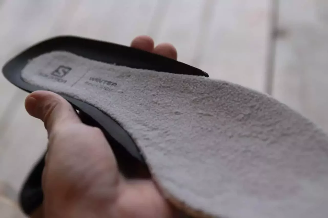 サロモン独自インソール“オーソライト”のウインターバージョンで起毛ライナー仕様