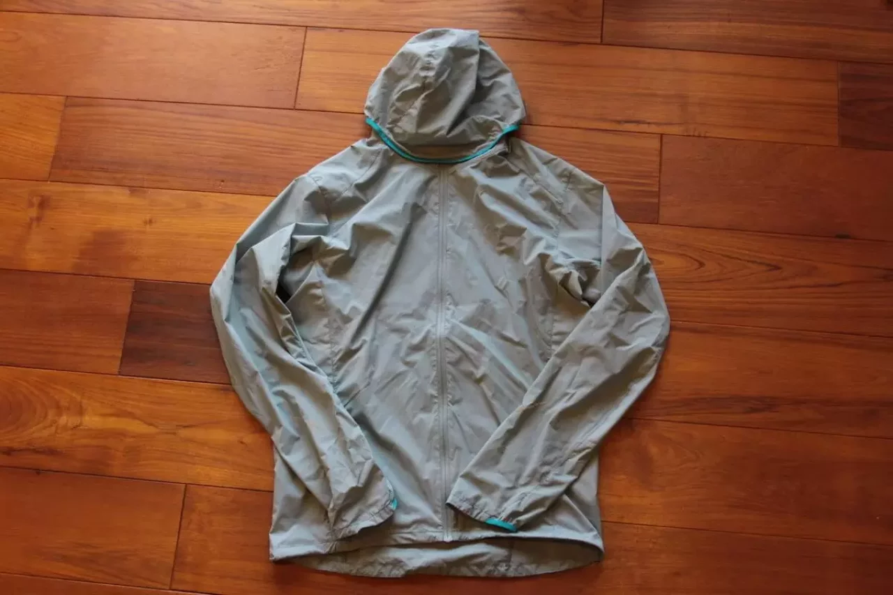 トレイルランニング中のウインドブレーカー