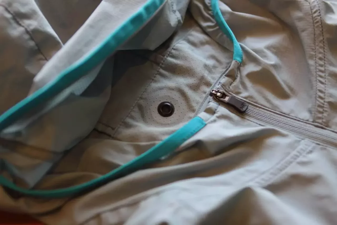 登山中のウインドブレーカーの悩みを解決