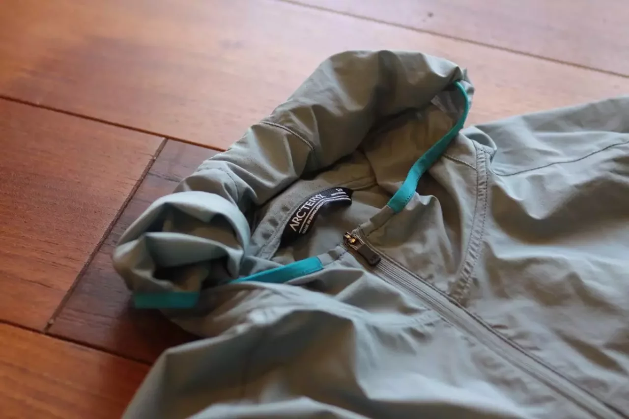 登山中のウインドブレーカーの悩みを解決