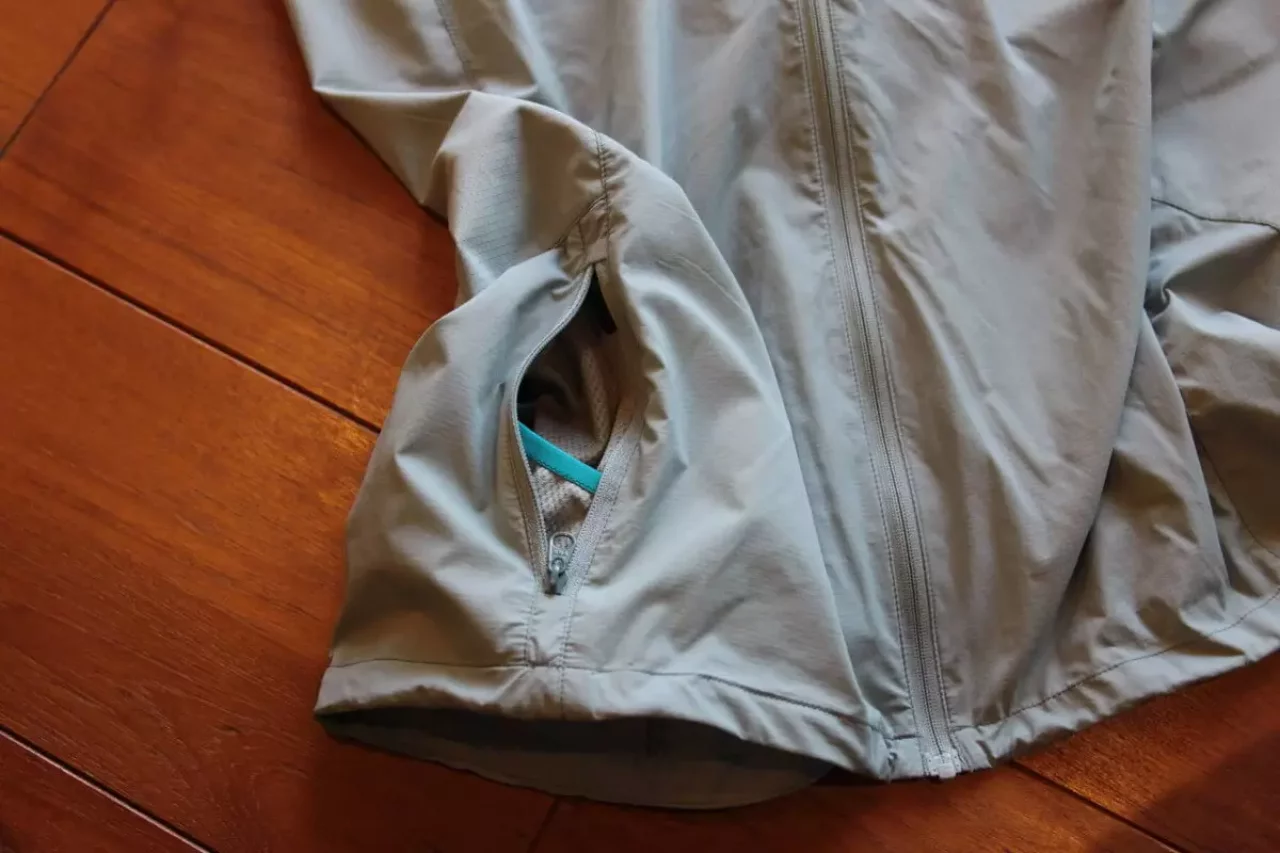 アークテリクスのインセンドフーディーは腰辺りにあるポケットを使ってパッカブルになります