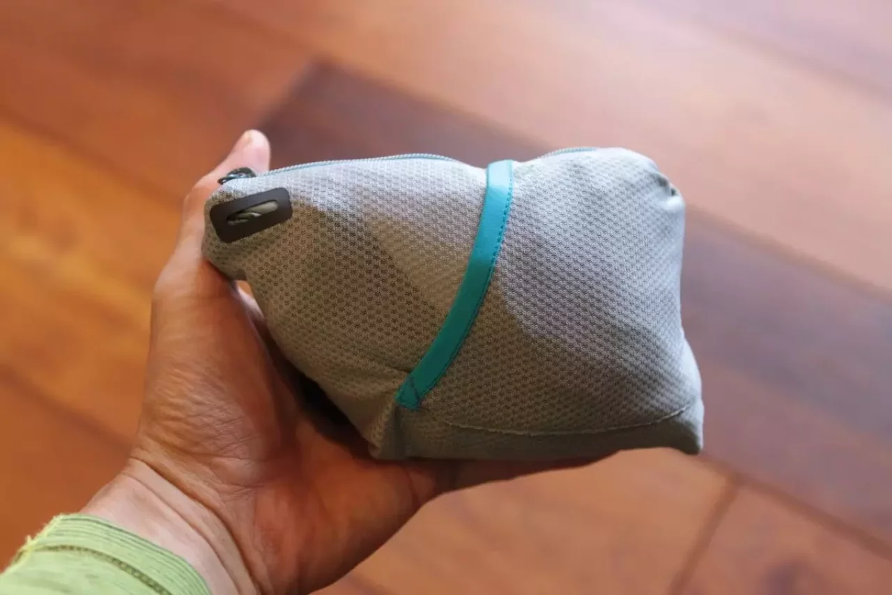 アークテリクスのインセンドフーディーは腰辺りにあるポケットを使ってパッカブルになります