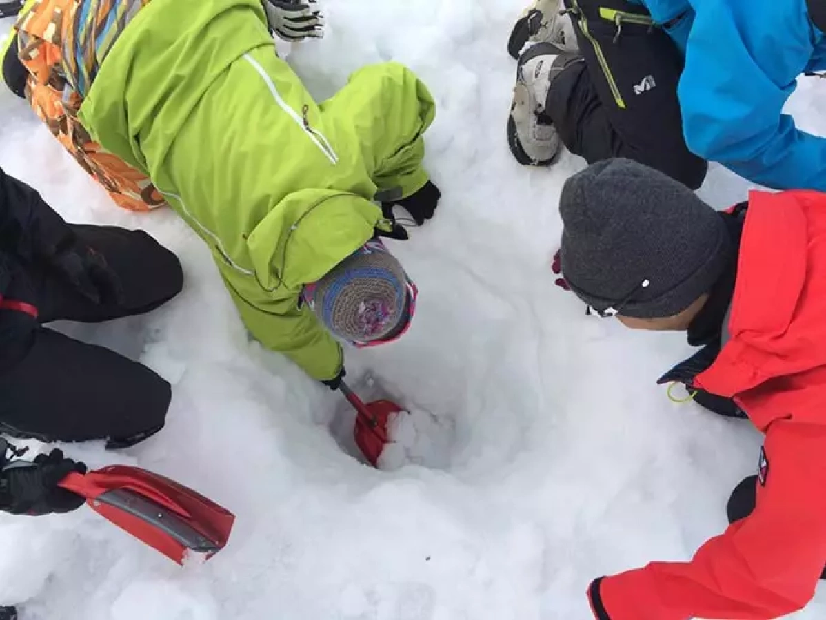 雪洞作り・ビバーク体験&朝焼けバックカントリー