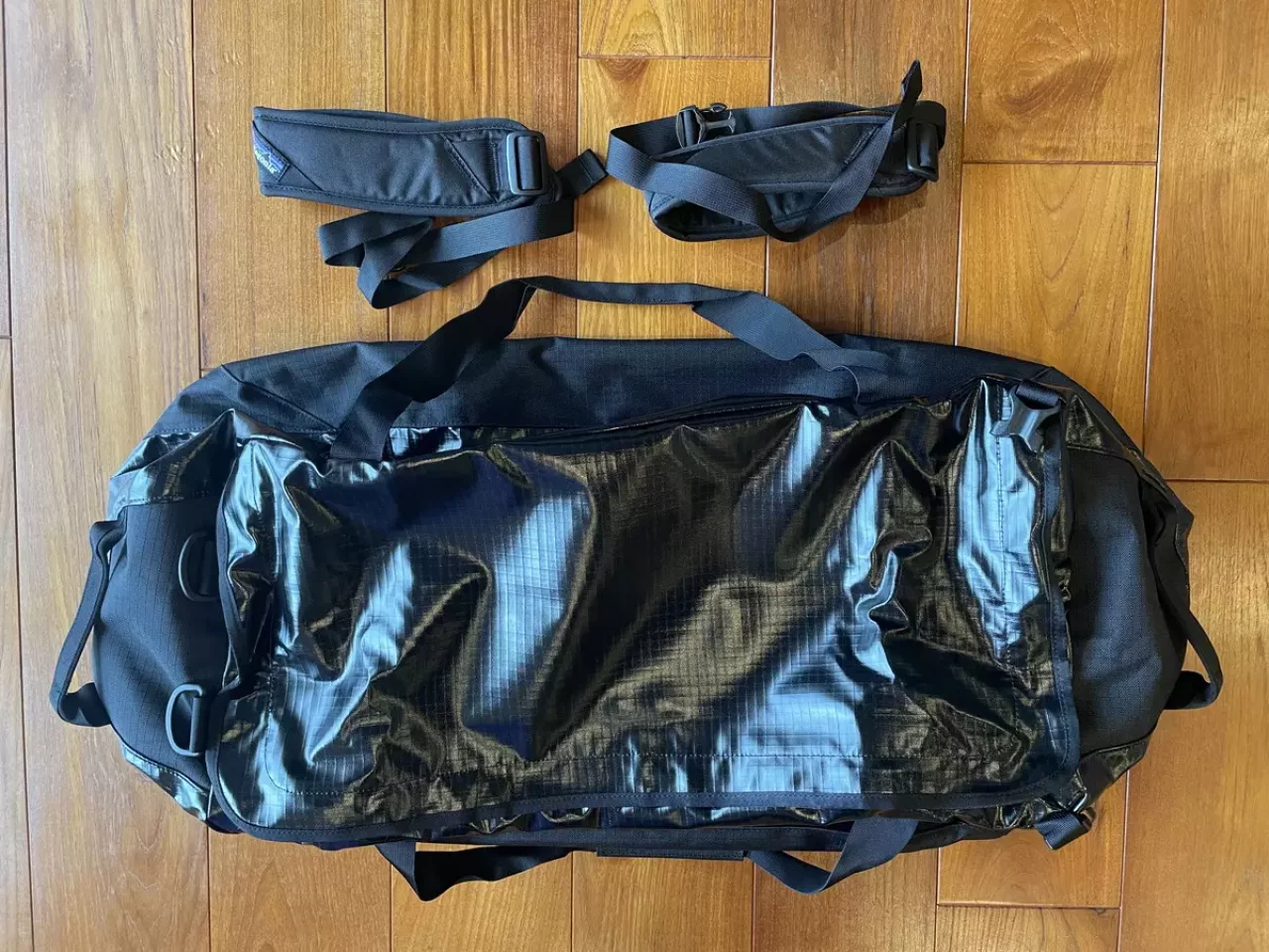 ブラックホール・ダッフルには取り外し可能なパッド入りのショルダーストラップを取り付けて背負うことができます。