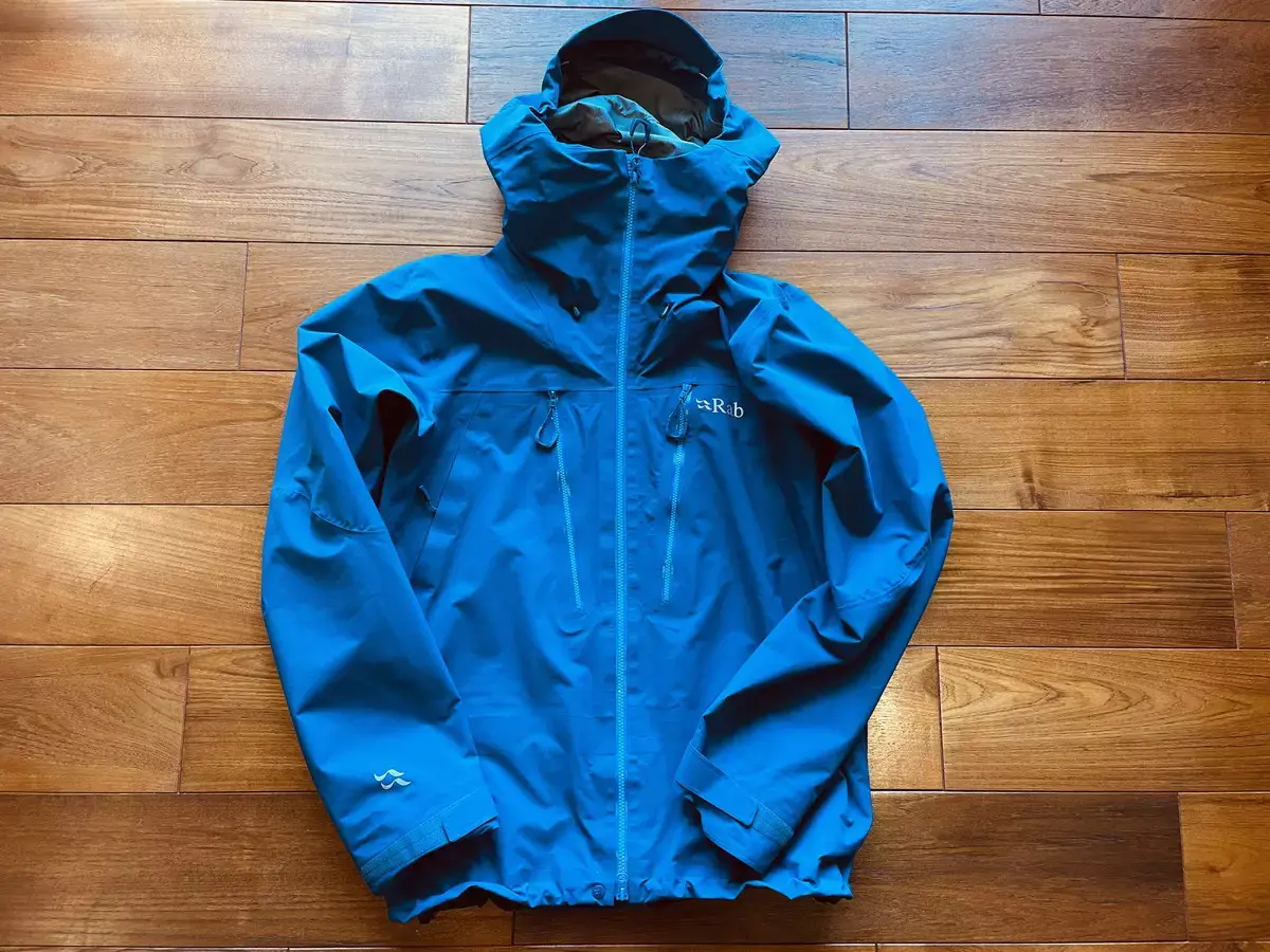 【レビュー】バックカントリースキーから雪山登山におすすめのハードシェルジャケット−Rab Latok GTX